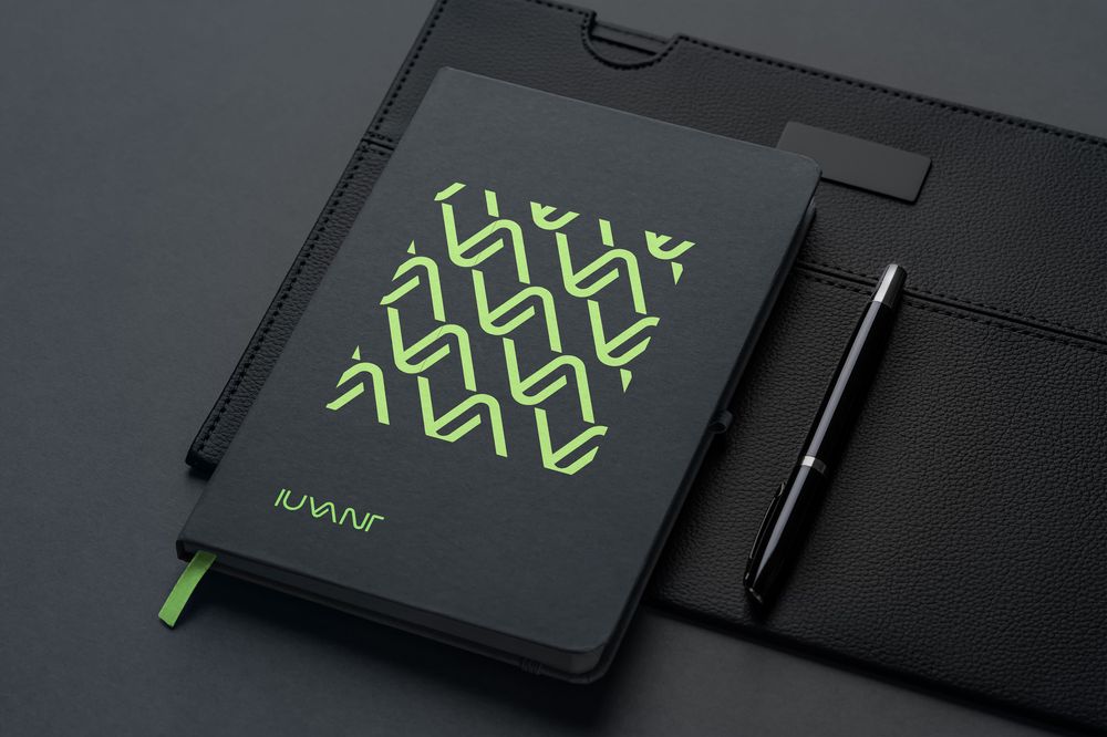 Libreta de notas con el patrón de marca IUVANT