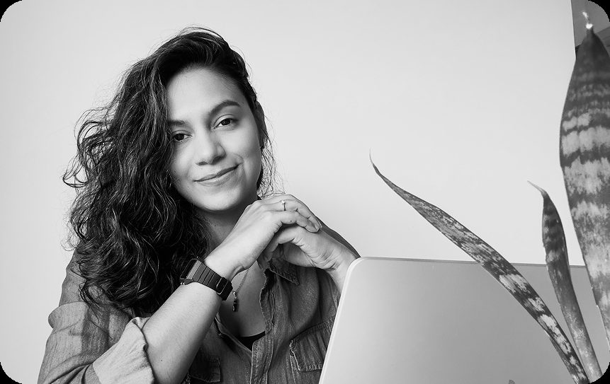 Kenya Marín sonriendo frente a su laptop