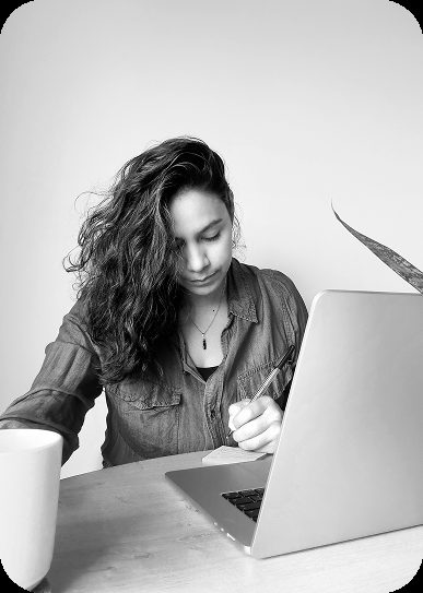 Kenya Marín trabajando en su laptop